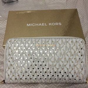 Michael Kors wristlet vanilla